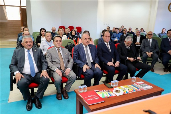 Vali Erol, Arıcılıkta Yapay Zeka Teknolojileri Kullanımı Çalıştayı’na katıldı