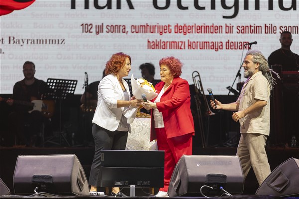 Selda Bağcan, Mersin’de sahne aldı