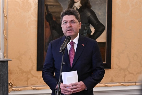 Tunç: Depremin tüm izlerini silene kadar çalışmaya devam edeceğiz